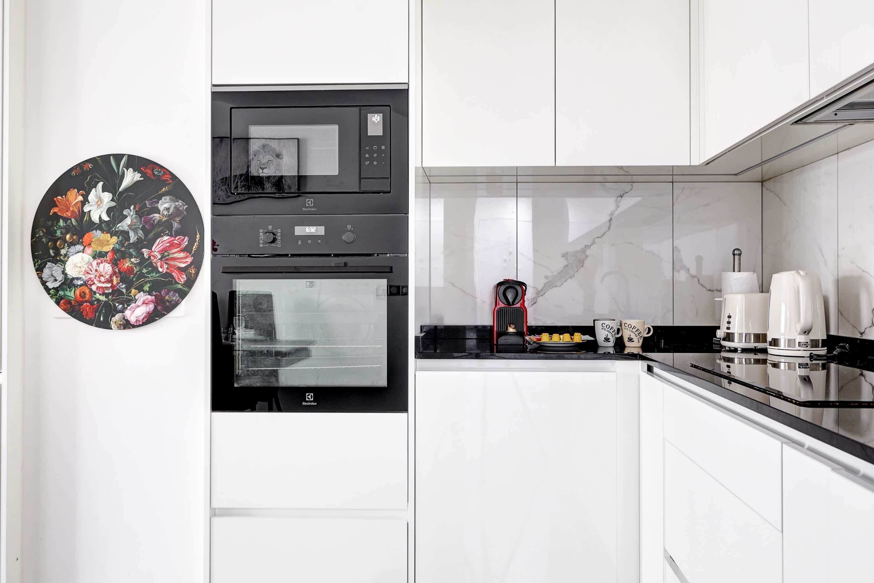 Réfrigérateur, micro-ondes, plaque de cuisson, lave-vaisselle