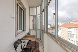 Outdoor dining - 2-bedroom apt w/ free parking on premises (Amadora)