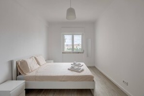 2 bedrooms, iron/ironing board, travel cot, WiFi - 2-bedroom apt w/ free parking on premises (Amadora)