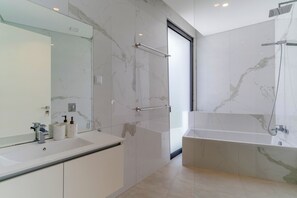 Family Villa, Sea View | Bathroom - Luxury Diamond House (Funchal)