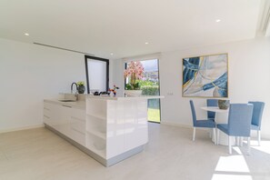 Family Villa, Sea View | Private kitchen | Fridge, microwave, oven, stovetop - Luxury Diamond House (Funchal)