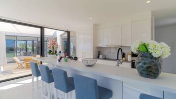 Vila família, vista para o mar | Cozinha privada | Geladeira, micro-ondas, fogão, cooktop