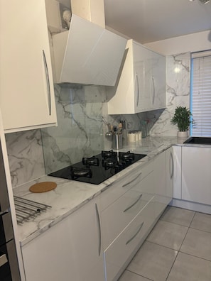 House | Private kitchen | Fridge, microwave, oven, stovetop - Dartford, 4 Beds, Sleeps 8, Near Bluewater and M25 (Dartford)