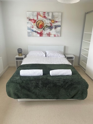 House | 4 bedrooms, iron/ironing board, free WiFi, bed sheets - Dartford, 4 Beds, Sleeps 8, Near Bluewater and M25 (Dartford)