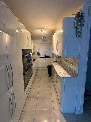House | Private kitchen | Fridge, microwave, oven, stovetop - Dartford, 4 Beds, Sleeps 8, Near Bluewater and M25 (Dartford)