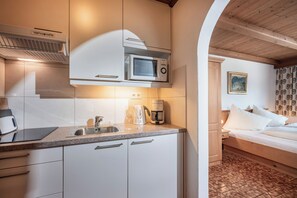 Fridge, microwave, oven, stovetop - Gemütliche Ferienwohnungen mit Bergblick, Whirlpool und Sauna im Haus (Finkenberg)