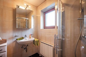 Een douche, een haardroger, handdoeken, zeep