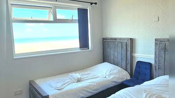 Quarto duplo clássico, vista para o mar | Escrivaninha, espaço de trabalho para notebook, Wi-Fi de cortesia