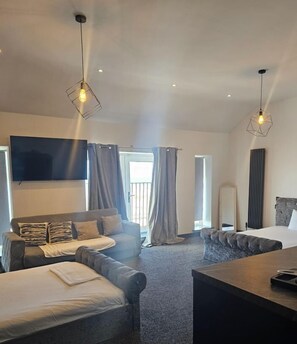 Desk, laptop workspace, free WiFi - Sapphire Hotel Blackpool (Blackpool)