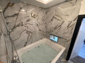 Premium Suite, Ensuite (spa) | Bathroom | Shower, towels, soap, shampoo - Sapphire Hotel Blackpool (Blackpool)
