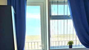 A room with a door leading to a balcony. - Sapphire Hotel Blackpool (Blackpool)