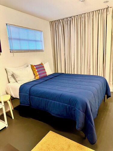 Modern Studio w/ Private Bath, Fast Wi-Fi, Laundry