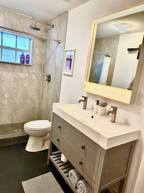 Doccia, asciugacapelli, bidet, asciugamani