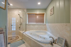Douche, baignoire à jets, sèche-cheveux, serviettes fournies