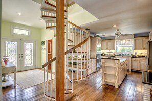 Interior - Caribbean Style Luxury - 3 BR, 2.5 BATHS, POOL + GULF ACCESS - South Facing (Cape Coral)