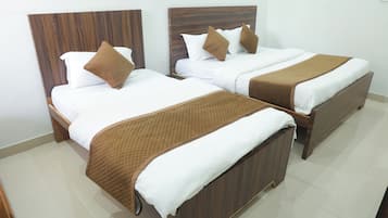 Family Room | Egyptian cotton sheets, premium bedding, soundproofing, free WiFi