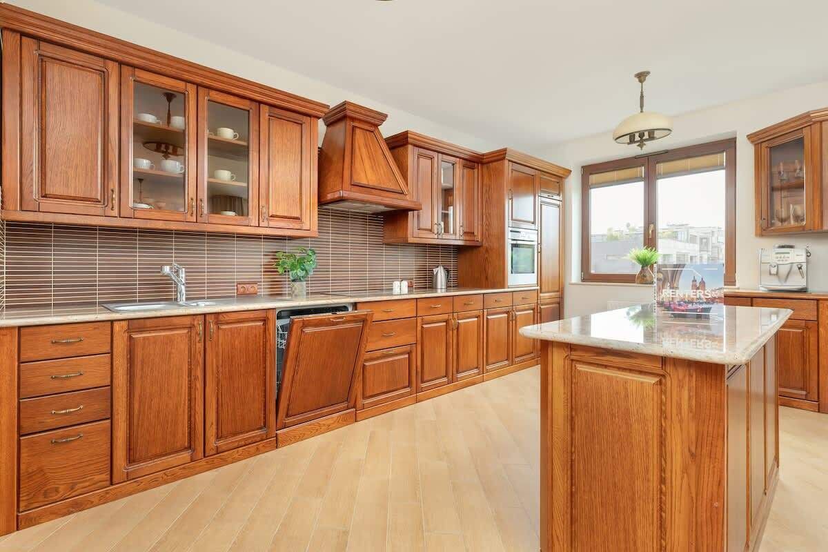 Kjøleskap, ovn, kokeplater og oppvaskmaskin