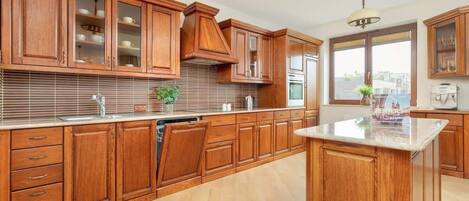 Kjøleskap, ovn, kokeplater og oppvaskmaskin