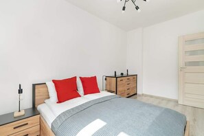 2 عدّة غرف نوم ومكواة/لوح كي وسرير سفر وواي فاي