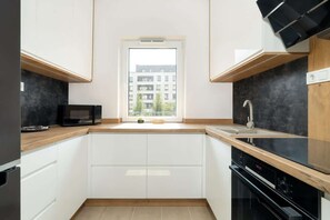 ثلاجة، ميكروويف، فرن، موقد طهي مسطح