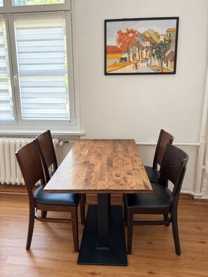 Dining - Schöne, Frisch Sanierte Ferienwohnung, Ideal für Familien Aufenthalte (Hamburg)