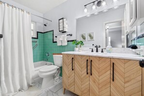Towels, soap, shampoo, toilet paper