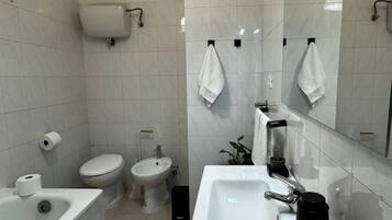 Asciugacapelli, bidet, asciugamani, carta igienica