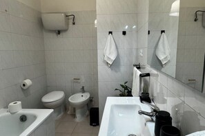 Hair dryer, bidet, towels, toilet paper - Apartment with Balcony, Parking and WiFi (Perugia)