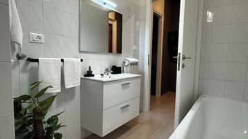 Asciugacapelli, bidet, asciugamani, carta igienica