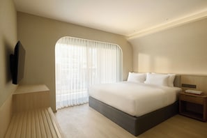 Suite, 3 habitaciones, balcón, vistas a la piscina | Minibar, caja fuerte, escritorio y espacio para trabajar con un portátil