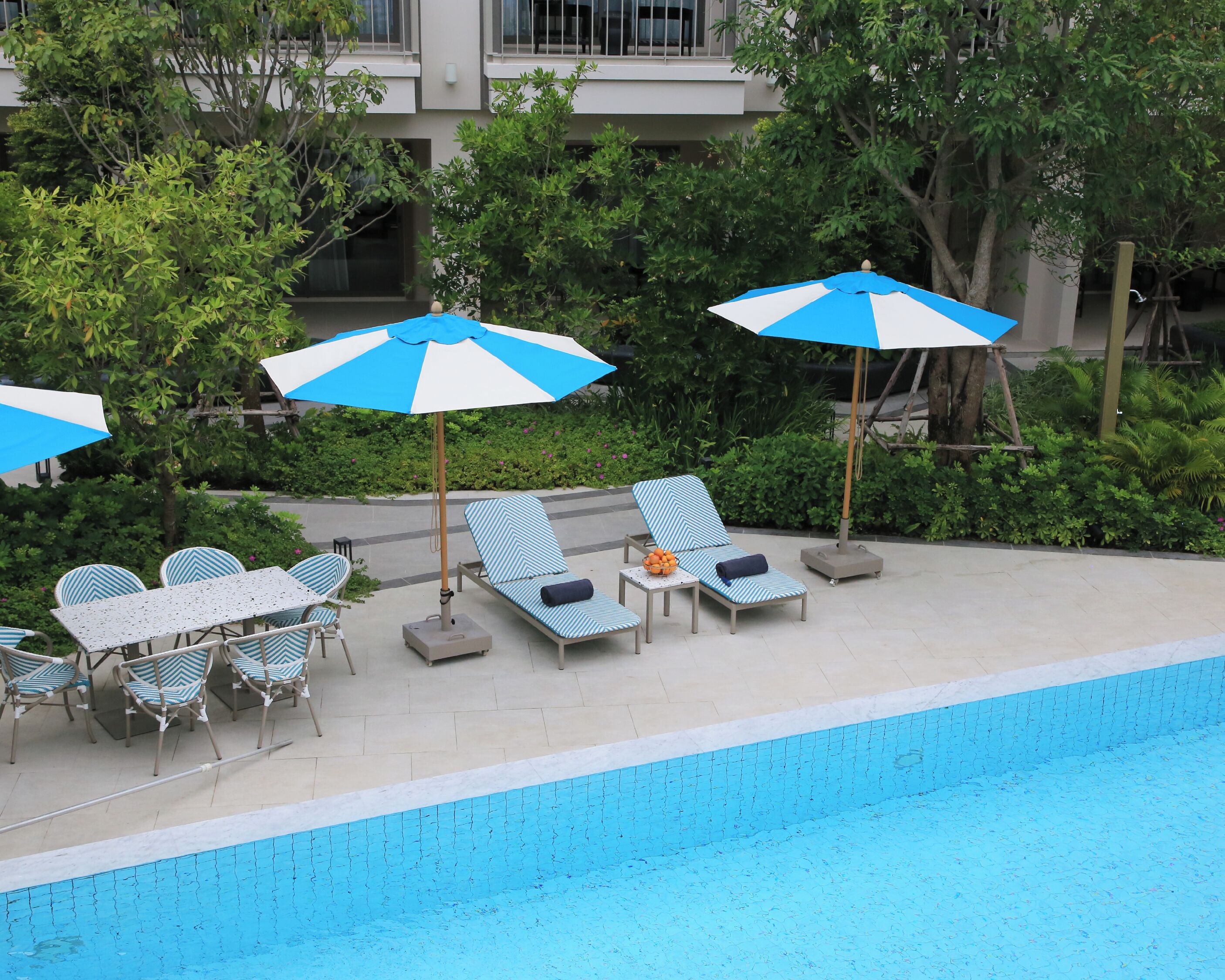 สระว่ายน้ำกลางแจ้ง