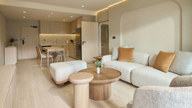 Un salon moderne comprenant un canapé, une table basse et un coin repas avec des chaises et une table.
