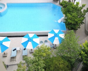 Una piscina al aire libre