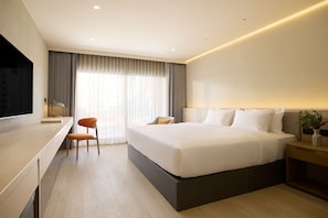 Minibar, coffres-forts dans les chambres, bureau