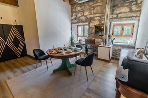 Petit déjeuner composé de spécialités régionales (16 EUR par personne)