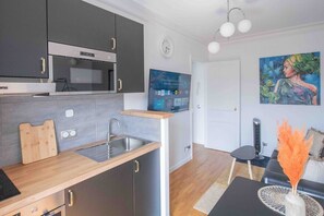 Fridge, microwave, oven, coffee/tea maker - Paris Bercy - Charming apartment 2 rooms (Paris)