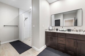 Shower, toilet paper - The Wolves Den @ Frio River Vacation Rentals (Concan)