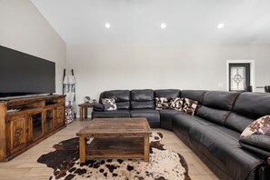 Smart TV - The Wolves Den @ Frio River Vacation Rentals (Concan)