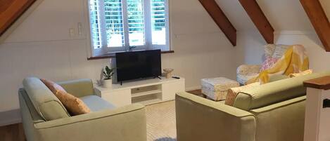 Televisión y chimenea