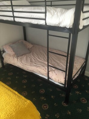 Chambre quadruple familiale, vue sur le jardin | Literie fournie