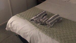 Chambre de base double, vue sur la cour intérieure | Literie fournie