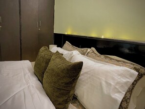 3 bedrooms, desk, iron/ironing board, free WiFi