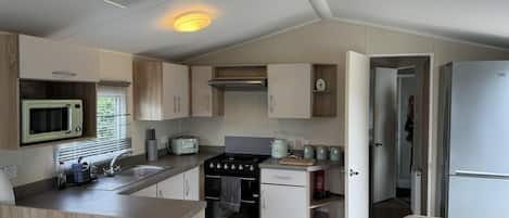 Cabin | Private kitchen | Fridge, microwave, oven, stovetop