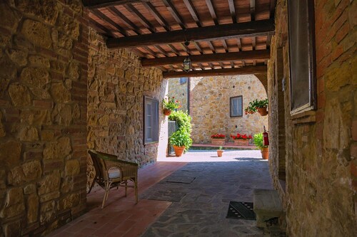 Borgo Collelungo, Apartments in Montaione