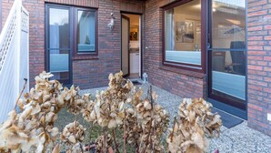 Een modern huis met bakstenen muren, grote ramen en een houten plafond.