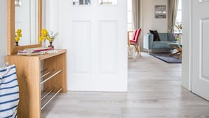 Un salon moderne comprenant un canapé, une table basse et un coin repas avec une chaise et une table.