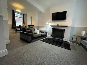 House | Living area | TV - Cozy 2 Bedroom Property With all Amenities (Hull)