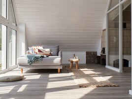 Ein gemütliches Wohnzimmer mit einer Couch, einem kleinen Holztisch und einem Kamin.