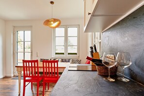 Apartment | Private kitchen | Electric kettle, toaster, high chair - Luxusappartement Sissi in Wendorf im Bernsteinland (Kuhlen-Wendorf)