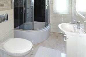 House | Bathroom - Holiday Home in Nowe Warpno (Nowe Warpno)